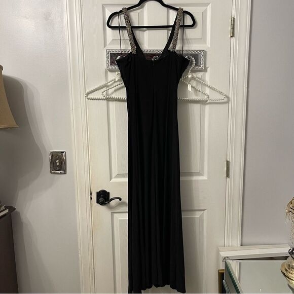 Elegant Black Evening Dress - Picture 12 of 14
